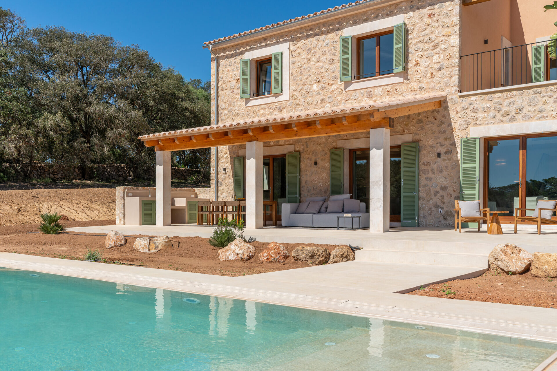 Finca rústica tradicional mallorquina con olivos centenarios, paredes de piedra seca y piscina natural