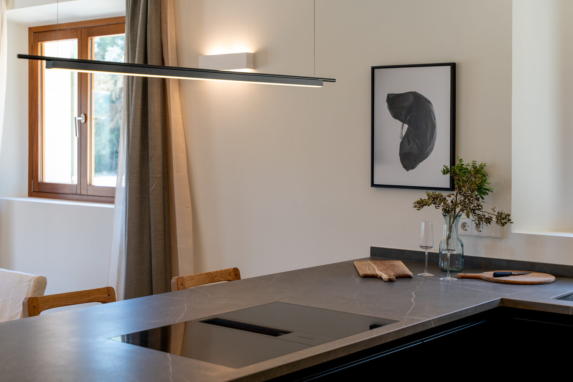 Salón de lujo en Mallorca con obra de arte enmarcada — interior de una finca de BC Projects